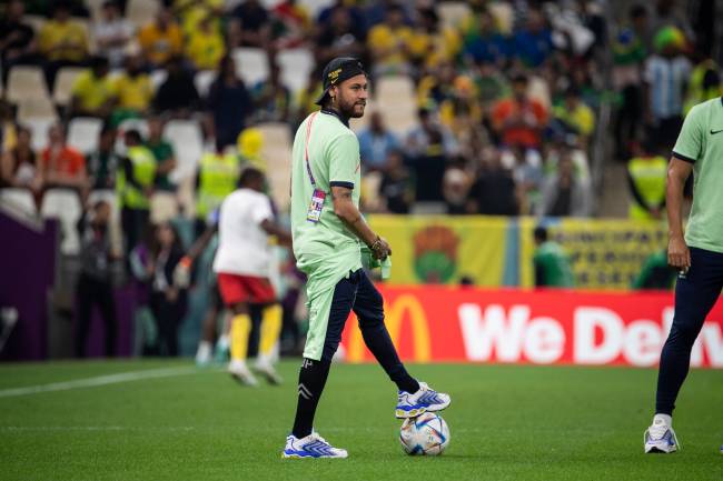 NEYMAR1 Em recuperação, Neymar foi ao Lusail apoiar os companheiros -