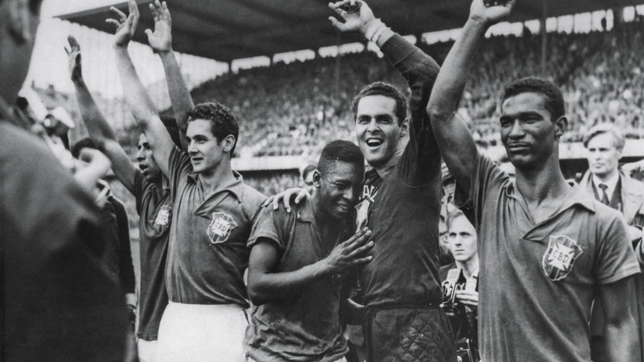 AOS 17 ANOS - Na Suécia, em 1958: choro pueril e indefeso nos ombros do goleiro Gylmar e do meia Didi -