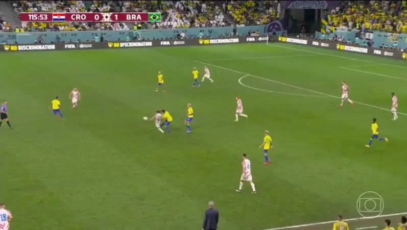 Por que o Brasil tinha 7 jogadores no ataque no gol da Croácia?