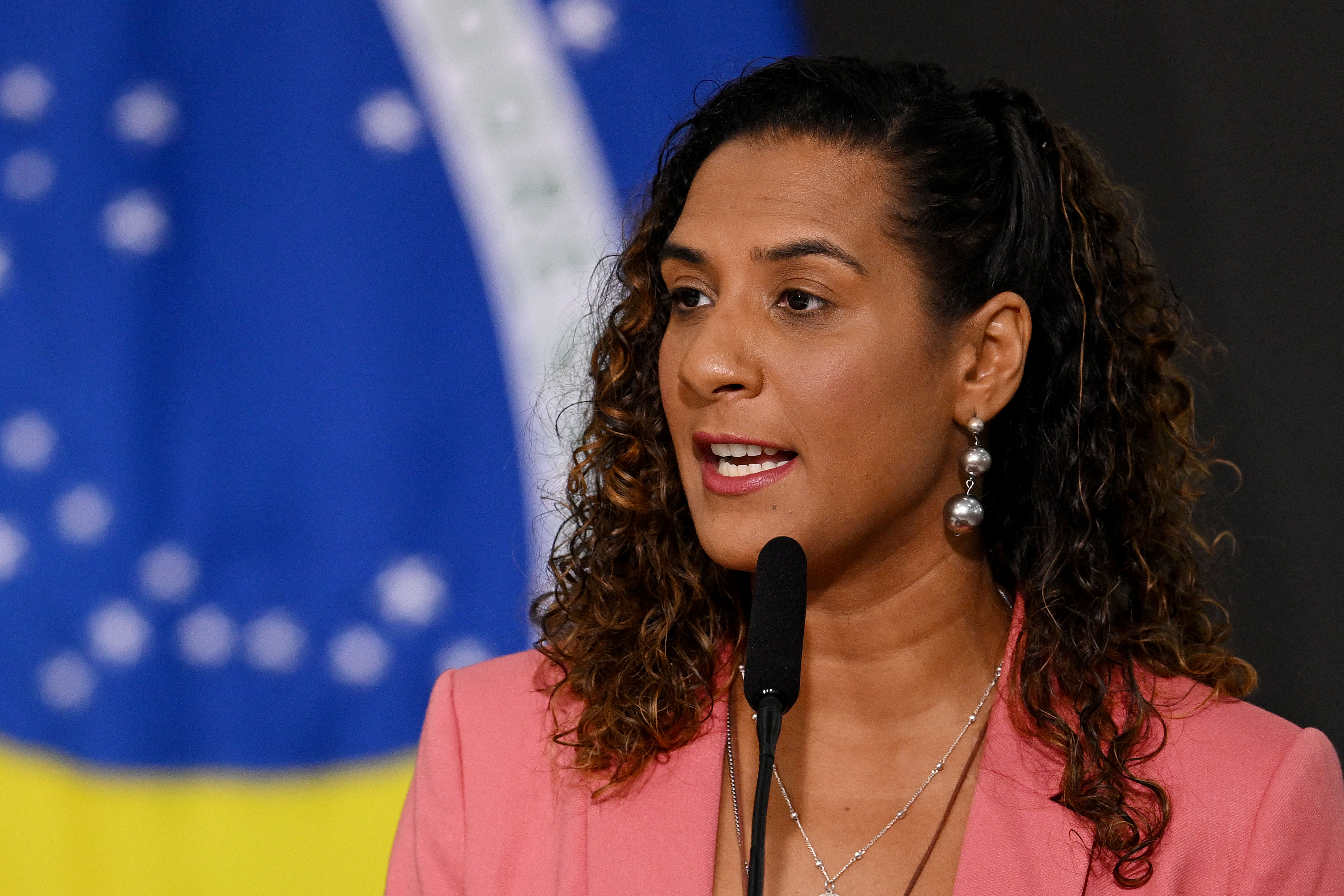 Ministra critica PM de Castro que invadiu escola com caveirões no RJ
