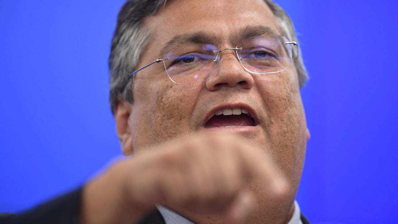 Brazilian Justice and Public Security Minister Flavio Dino speaks during a press conferente at the Justice Palace in Brasilia on January 9, 2023, a day after supporters of Brazil's far-right ex-president Jair Bolsonaro invaded the Congress, presidential palace and Supreme Court. - Brazilian security forces locked down the area around Congress, the presidential palace and the Supreme Court Monday, a day after supporters of ex-president Jair Bolsonaro stormed the seat of power in riots that triggered an international outcry. Hardline Bolsonaro supporters have been protesting outside army bases calling for a military intervention to stop Lula from taking power since his election win. (Photo by CARL DE SOUZA / AFP)