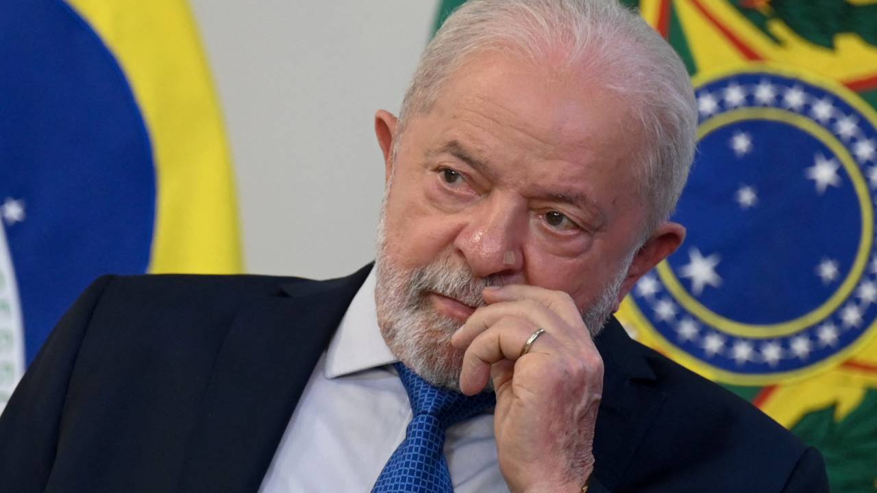 Brazil's President Luiz Inacio Lula da Silva gestures during a meeting with parliamentarians at Planalto Palace in Brasilia on January 11, 2023. - Parliamentarians brought Lula da Silva a document approving the decree of federal intervention issued by the federal government after Sunday's confrontations in Brasilia, when a far-right mob of supporters of former president Jair Bolsonaro stormed the federal powers buildings unleashing chaos on the capital. (Photo by EVARISTO SA / AFP)