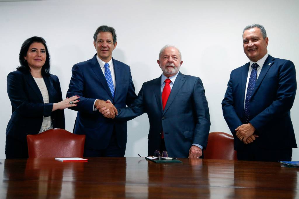 Lula não liderou reforma, agora lamenta aumento dos privilégios