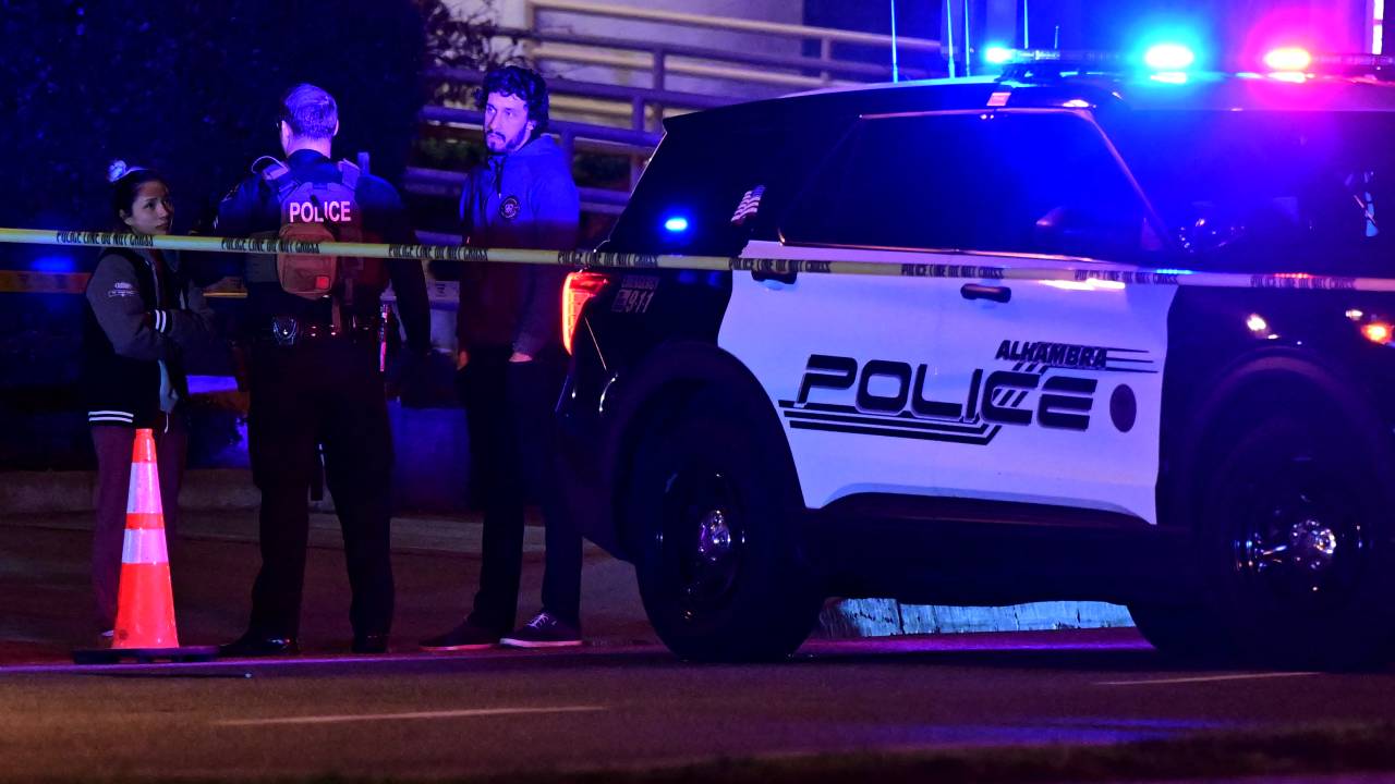 Polícia no local onde aconteceu um ataque a tiros em Monterey Park, Califórnia, Estados Unidos