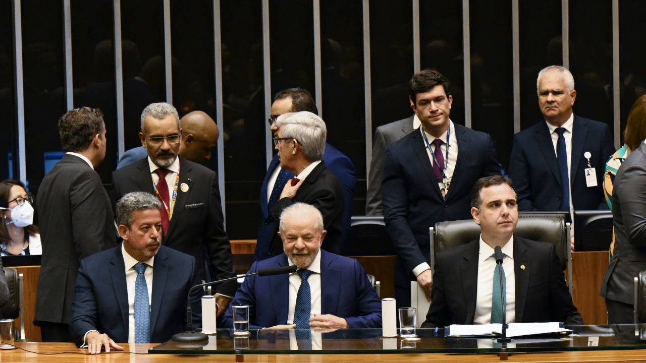 Plenário da Câmara dos Deputados durante sessão solene do Congresso Nacional destinada a dar posse ao presidente e ao vice-presidente da República -Mesa (E/D):1º secretário da Mesa do Congresso, deputado Luciano Bivar (União-PE);presidente da Câmara dos Deputados, deputado Arthur Lira (PP-AL);presidente da República eleito, Luiz Inácio Lula da Silva; presidente do Senado Federal, senador Rodrigo Pacheco (PSD-MG);vice-presidente da República eleito, Geraldo Alckmin;presidente do Supremo Tribunal Federal (STF), Rosa Weber; Foto: Leopoldo Silva/Agência Senado