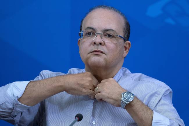 AME4892. BRASILIA (BRASIL), 22/04/2020.- El gobernador de Brasilia, Ibaneis Rocha, asiste a una rueda de prensa sobre los casos de coronavirus este miércoles en el Palácio do Planalto, en Brasilia (Brasil). Brasil sumó 165 nuevas muertes por coronavirus en las últimas 24 horas, hasta un total de 2.906, en tanto que el número de casos confirmados asciende ya a 45.757, informó este miércoles el Ministerio de Salud. EFE/Joédson Alves