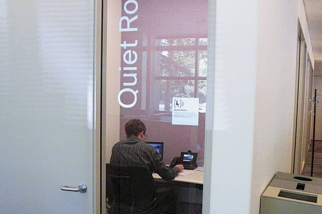 CISCO—QUIET-ROOM-b.jpg PSIU... - Empregado da Cisco na quiet room: as grandes companhias de tecnologia lideram a transformação -