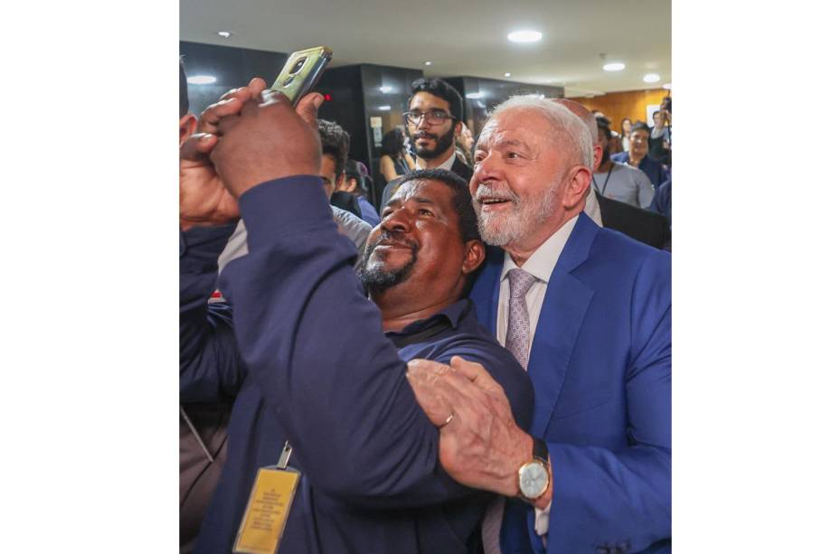 Lula em encontro com trabalhadores da limpeza do Palácio do Planalto que participaram da força-tarefa após destruição promovida por bolsonaristas terroristas -