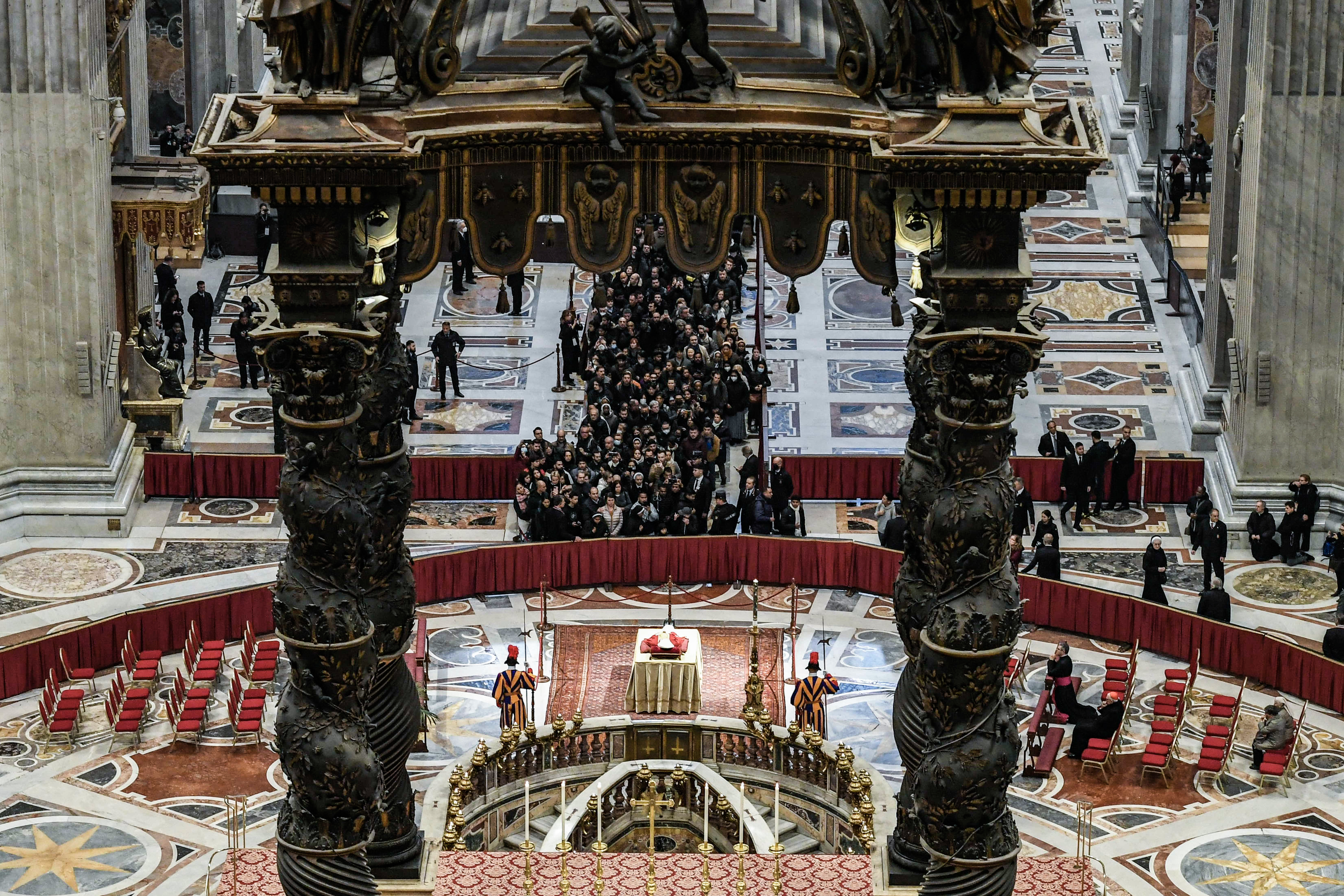 Papa Bento é velado no Vaticano e fila já reúne 15 mil pessoas