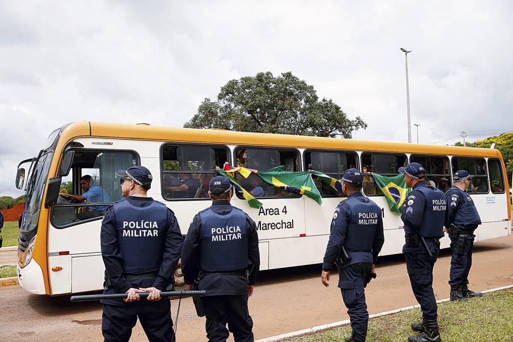 TERRORISMO-BOLSONARISTAS-PRESOS-2023-09.jpeg APOLOGIA AO GOLPE - Ônibus dos criminosos: 1 700 pessoas foram detidas -