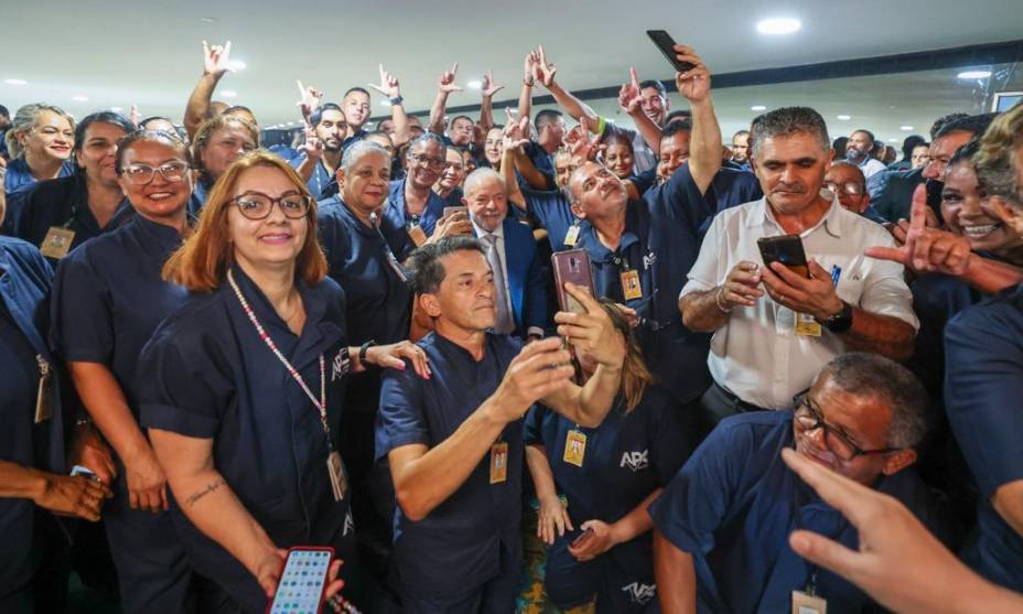 Lula em encontro com trabalhadores da limpeza do Palácio do Planalto que participaram da força-tarefa após destruição promovida por bolsonaristas terroristas -