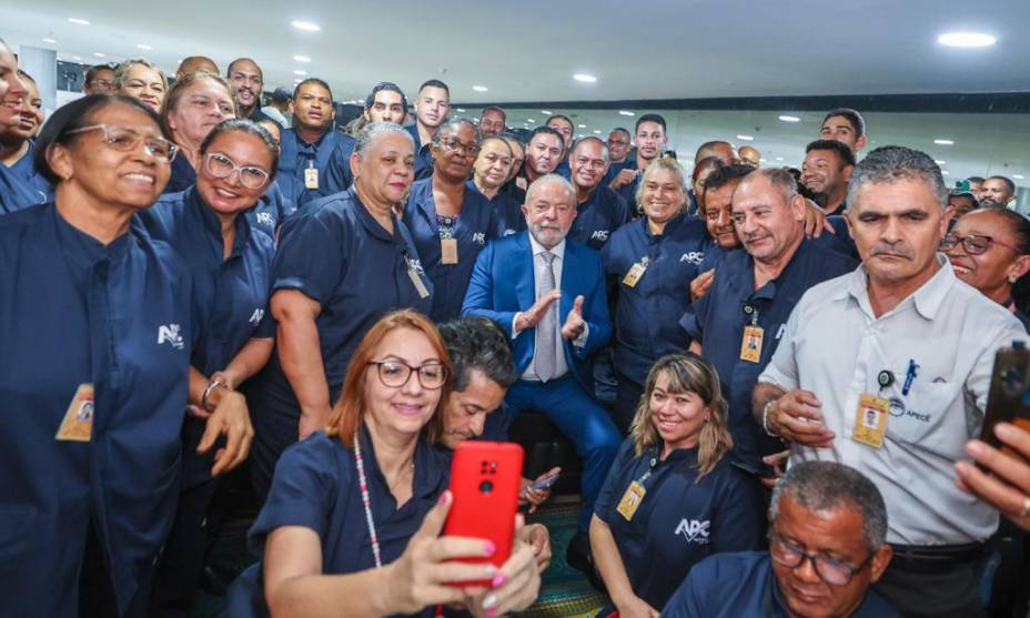 Lula em encontro com trabalhadores da limpeza do Palácio do Planalto que participaram da força-tarefa após destruição promovida por bolsonaristas terroristas -