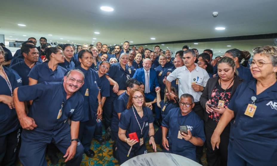 Lula em encontro com trabalhadores da limpeza do Palácio do Planalto que participaram da força-tarefa após destruição promovida por bolsonaristas terroristas -