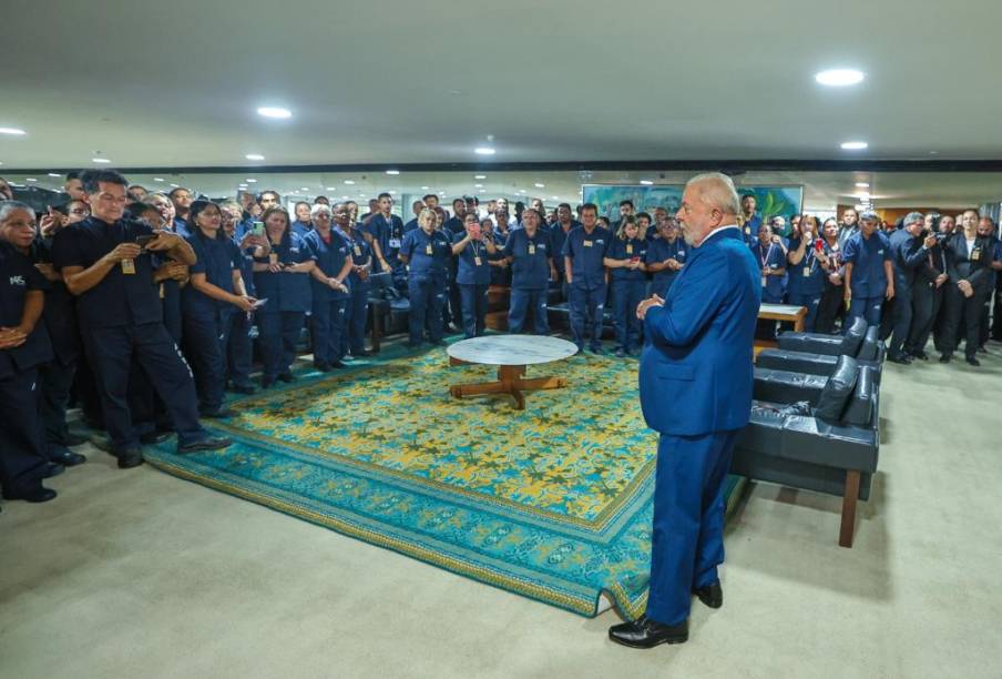 Lula em encontro com trabalhadores da limpeza do Palácio do Planalto que participaram da força-tarefa após destruição promovida por bolsonaristas terroristas -