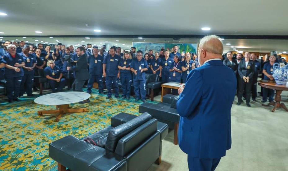 Lula em encontro com trabalhadores da limpeza do Palácio do Planalto que participaram da força-tarefa após destruição promovida por bolsonaristas terroristas -