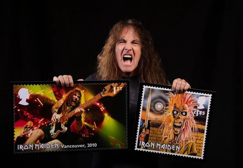 Steve Harris mostra os selos em homenagem ao Iron Maiden