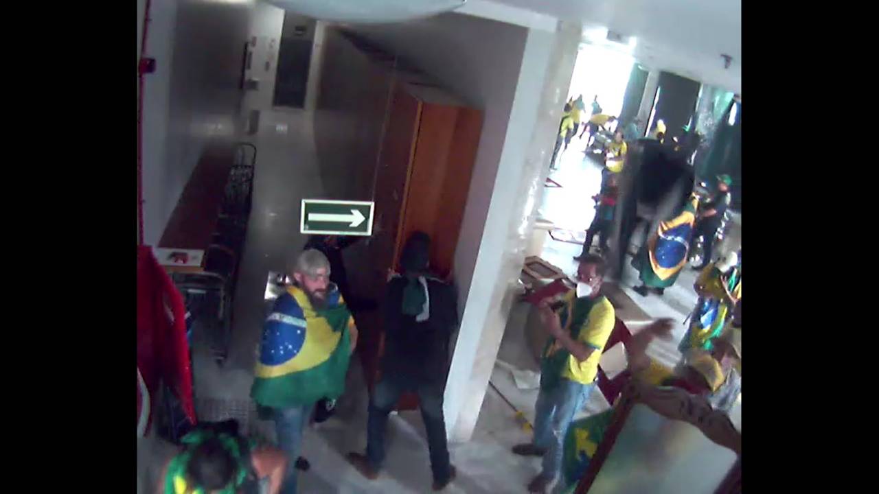Câmera de segurança dentro do STF é destruída