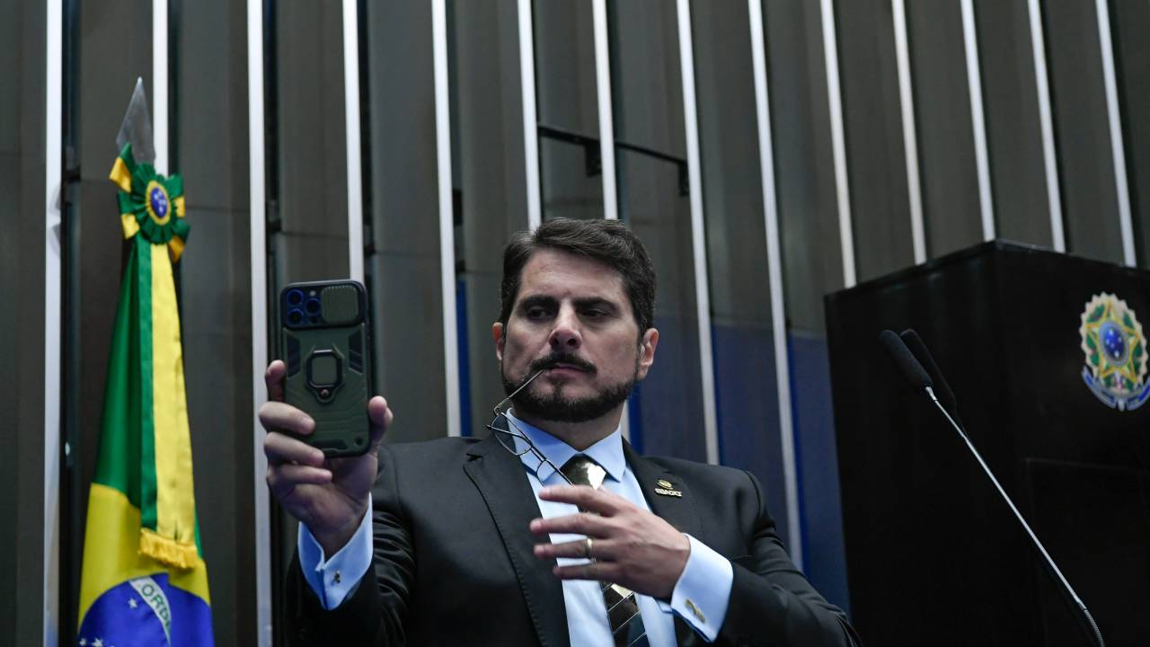 Plenário do Senado Federal durante segunda reunião preparatória destinada à eleição do presidente do Senado Federal. A eleição é realizada de forma presencial, por escrutínio secreto, de acordo com o Regimento Interno da Casa, que prevê a votação por meio de cédulas em papel inseridas em envelope. Será eleito o candidato que receber a maioria absoluta dos votos, ou seja, 41 votos. Em destaque, senador Marcos do Val (Podemos-ES).Foto: Geraldo Magela/Agência Senado