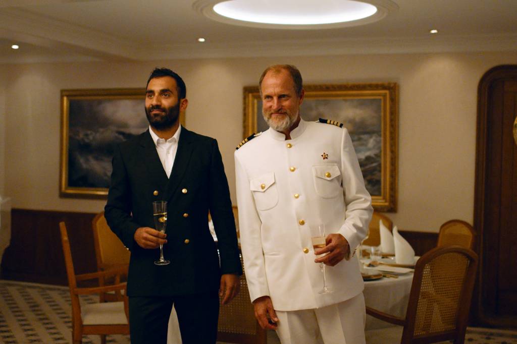 APOIO 1 FILME TRIANGULO DA TRISTEZA 005.jpg PERDIDO - O comandante (Woody Harrelson, à dir.): comunista a bordo -