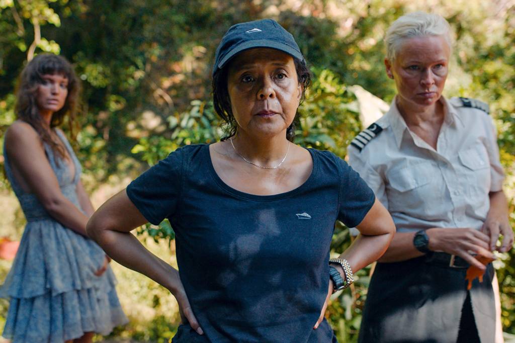 APOIO 2 FILME TRIANGULO DA TRISTEZA 006.jpg O JOGO VIROU - Dolly de Leon (centro): a camareira vira líder na hora do aperto -