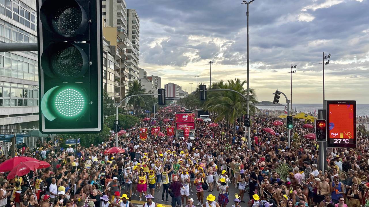 ALÍVIO NECESSÁRIO - A folia em 1919, depois da gripe espanhola, e as ruas de São Paulo lotadas no fim de semana de aquecimento para o Carnaval de 2023: autêntica forma de felicidade -