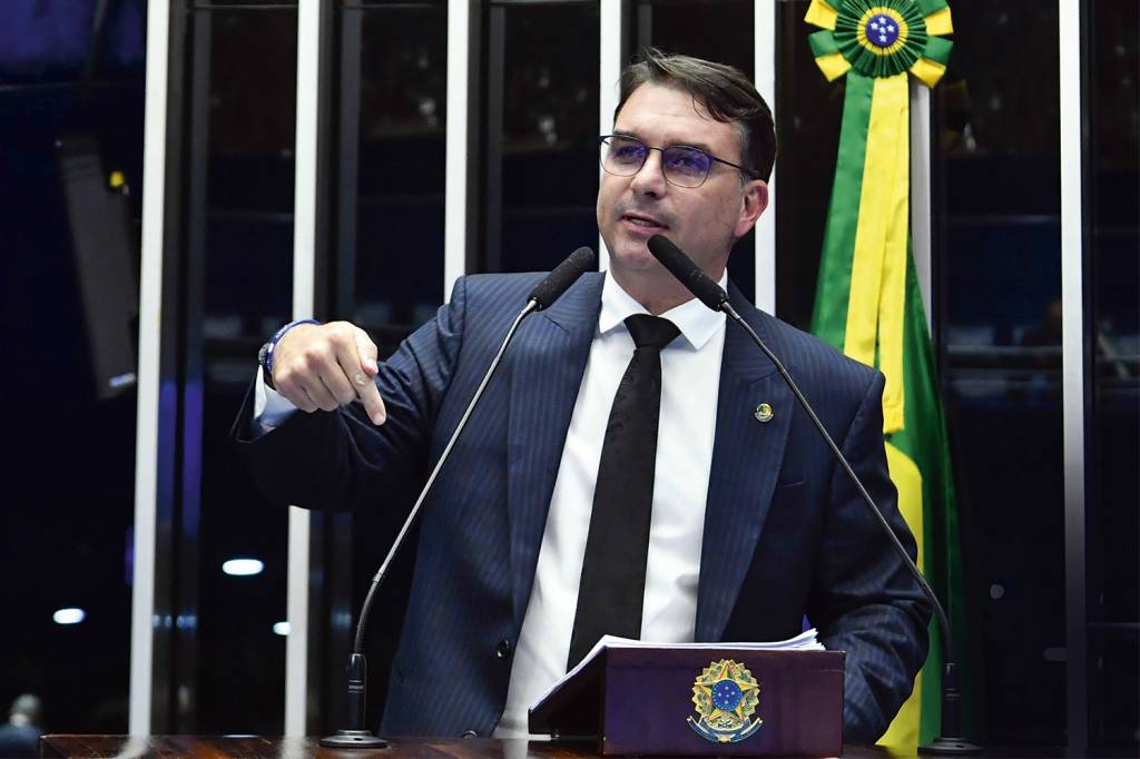 FLAVIO-BOLSONARO-CONGRESSO-NACIONAL-2022-01.jpg Filho do ex-presidente deu parecer favorável à proposta na CCJ do Senado