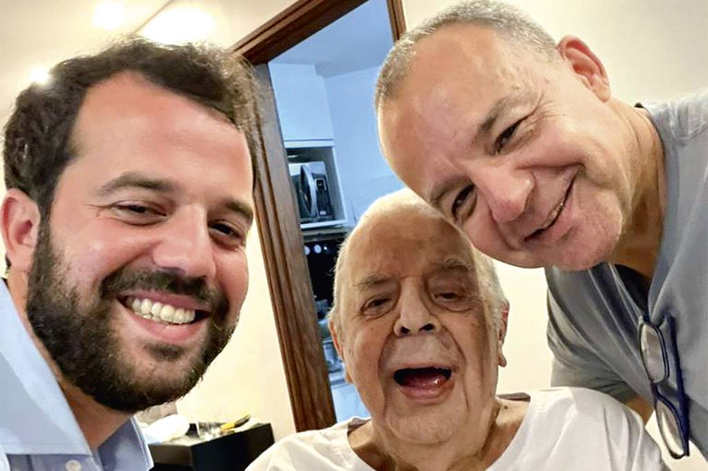 MARCO-ANTONIO-SERGIO-CABRAL-PAI-SERGIO-CABRAL-FILHO-1.jpeg GERAÇÕES - Com o filho Marco Antônio e o pai, Sérgio: visitas permitidas, desde que não façam parte dos processos -
