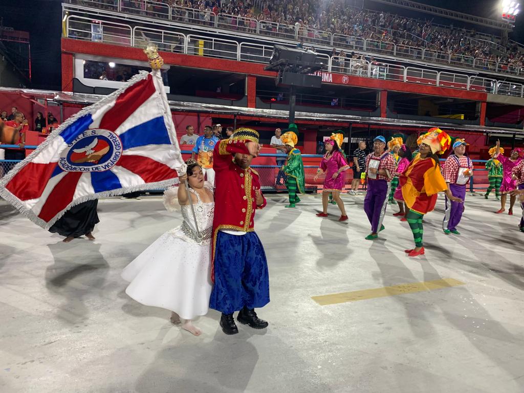 Mestre-sala e porta-bandeira com Síndrome de Down arrebatam a Sapucaí
