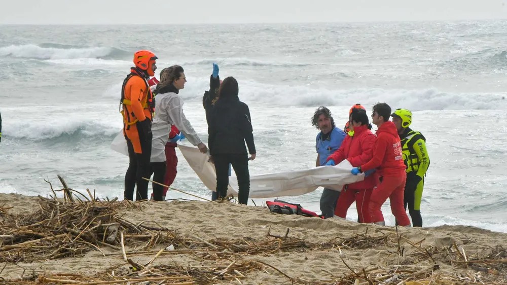 Em naufrágio na Itália, ao menos 50 mortos, entre eles um bebê