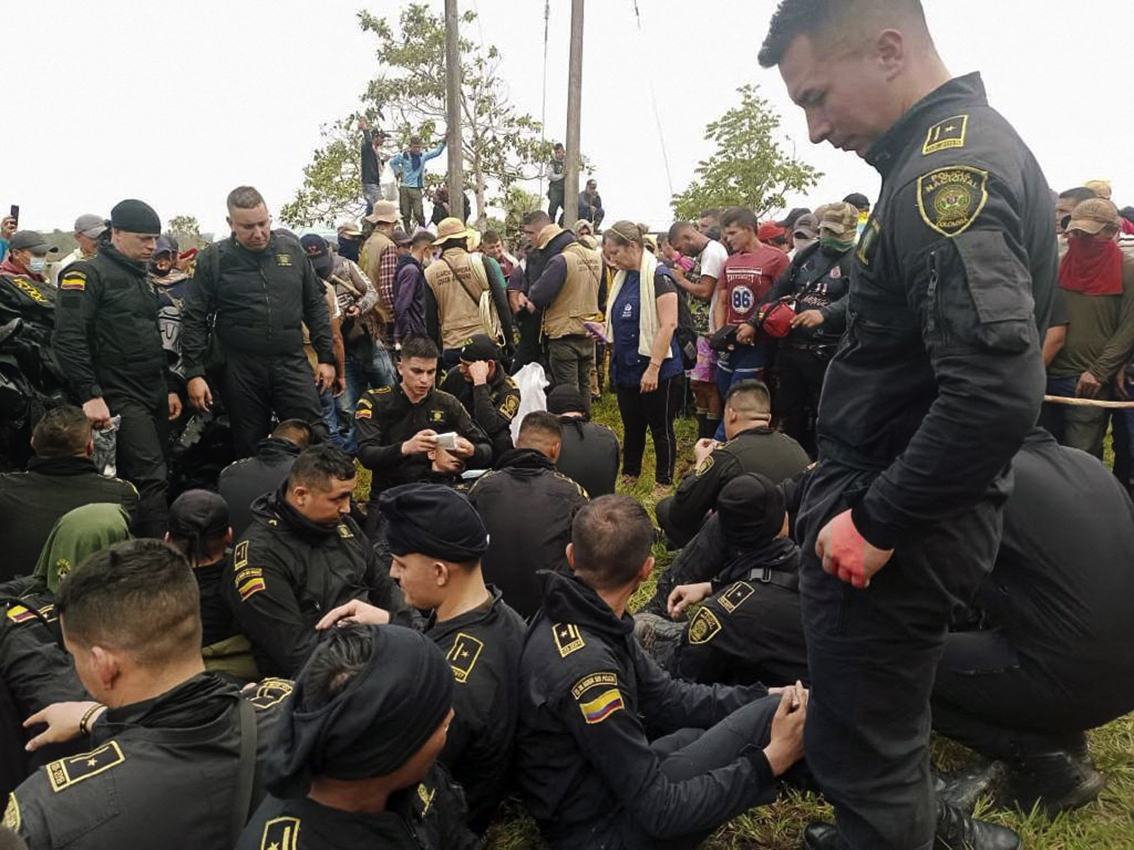 Manifestantes fazem 79 policiais de reféns na Colômbia