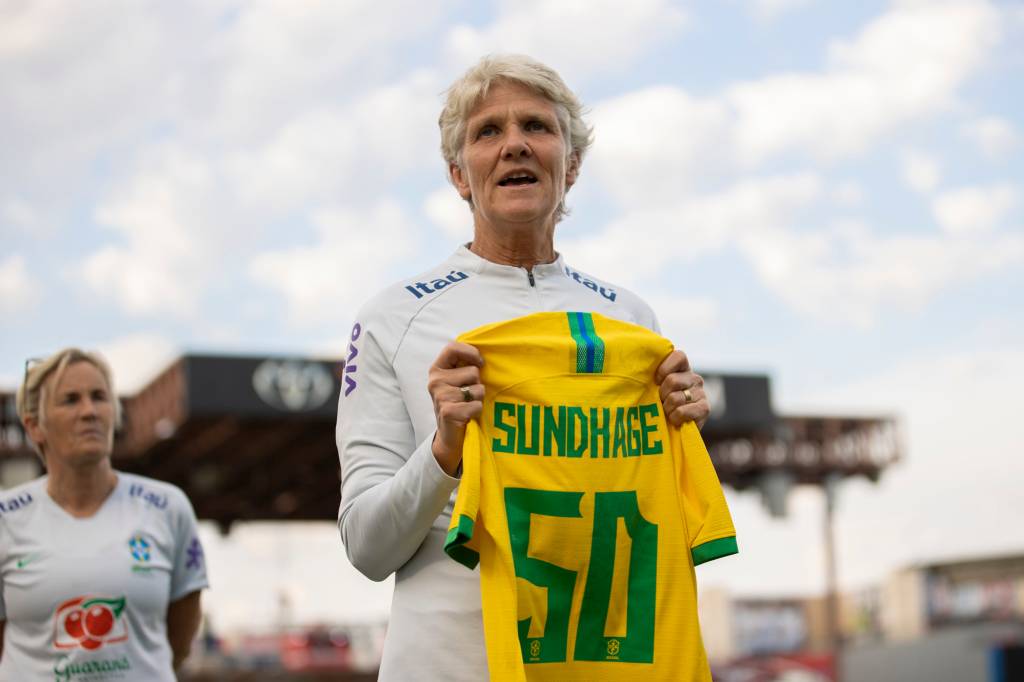 Cristo Redentor recebe taça da Copa do Mundo feminina