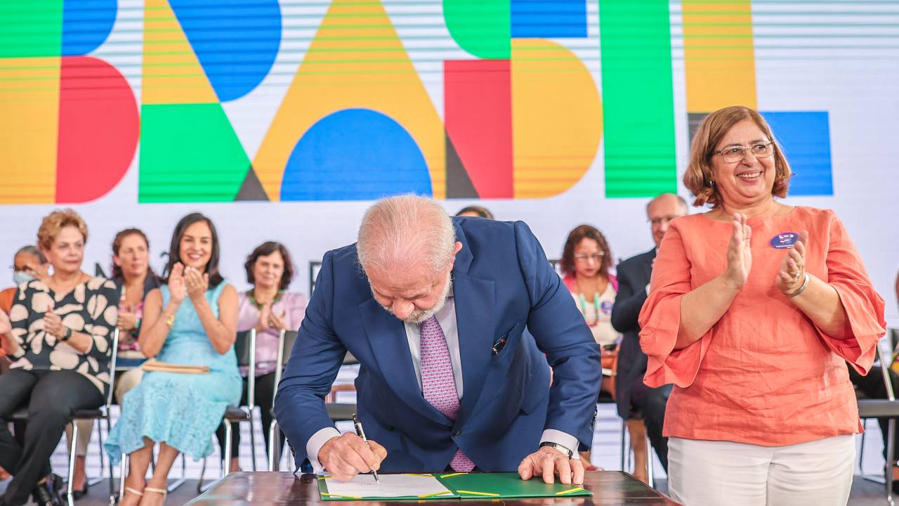 08.03.2023 - Presidente da República, Luiz Inácio Lula da Silva, durante cerimônia de celebração do Dia Internacional das Mulheres e anúncio de conjunto de ações, com a Ministra das Mulheres, Cida Gonçalves. Palácio do Planalto, Brasília - DF. Foto: Ricardo Stuckert/PR