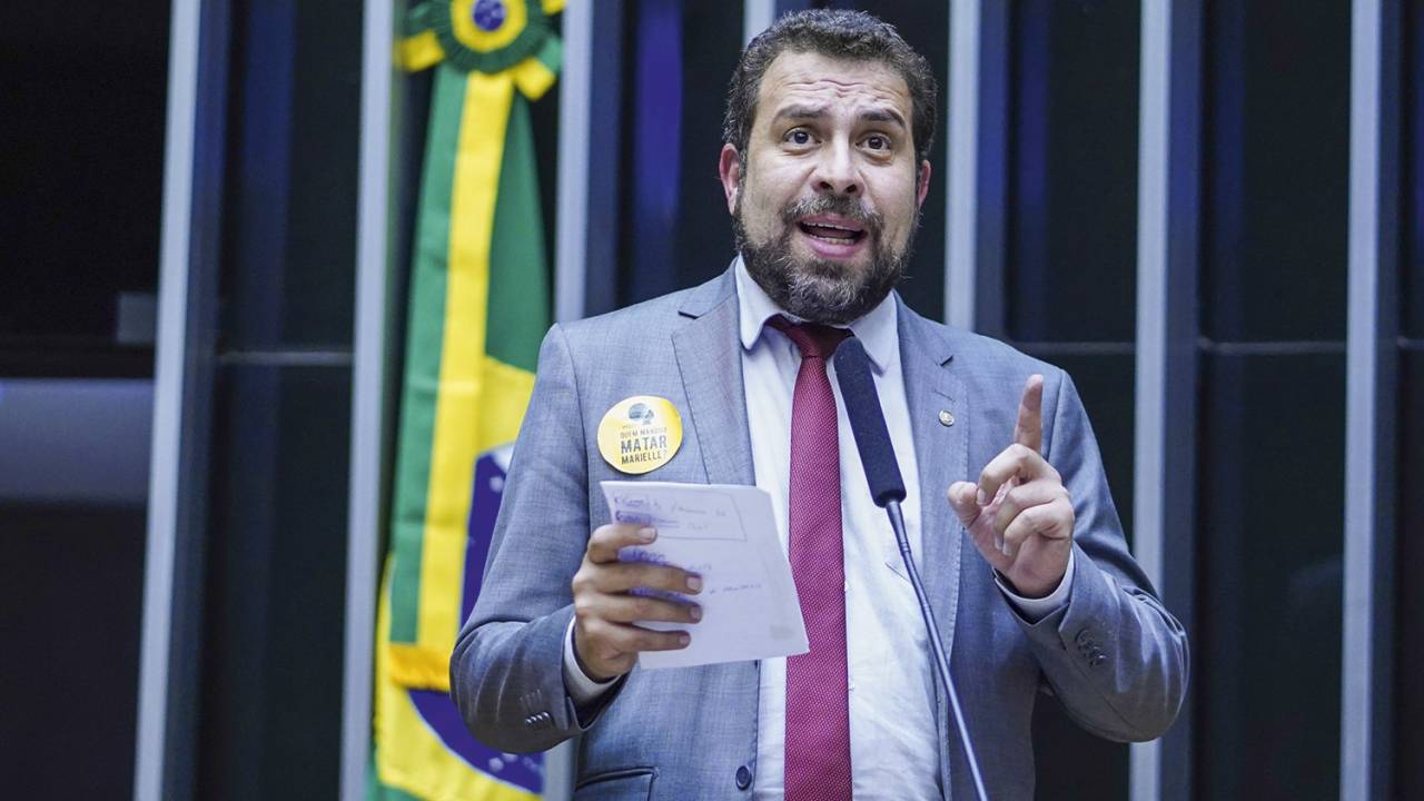 DUALIDADE - O líder do MTST na tribuna: ideias modernas de gestão pública e apego a velhos dogmas do PSOL