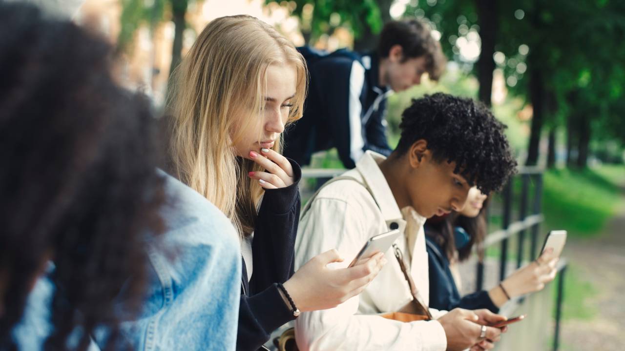 Adolescentes utilizando celular