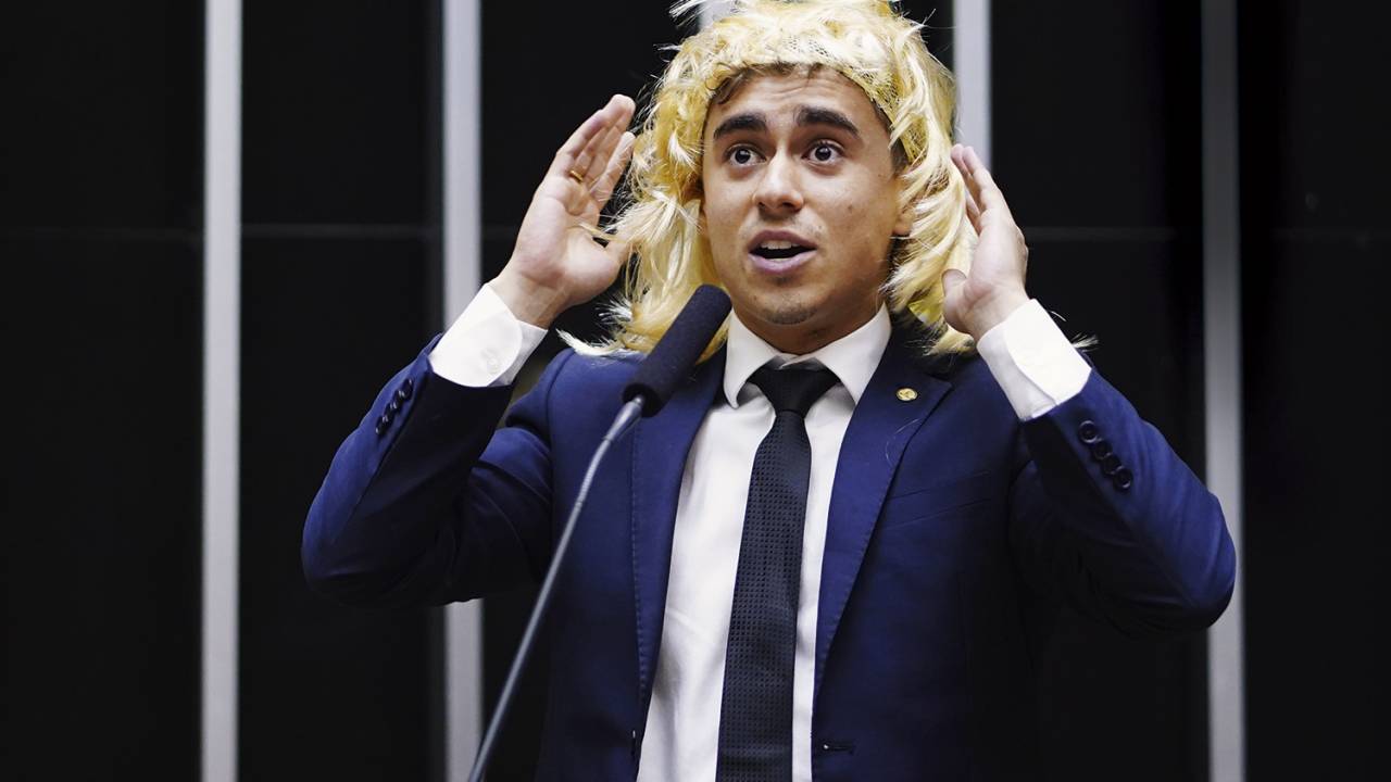 EXAGERO - Discurso no Dia da Mulher: performance de mau gosto e acusação de transfobia