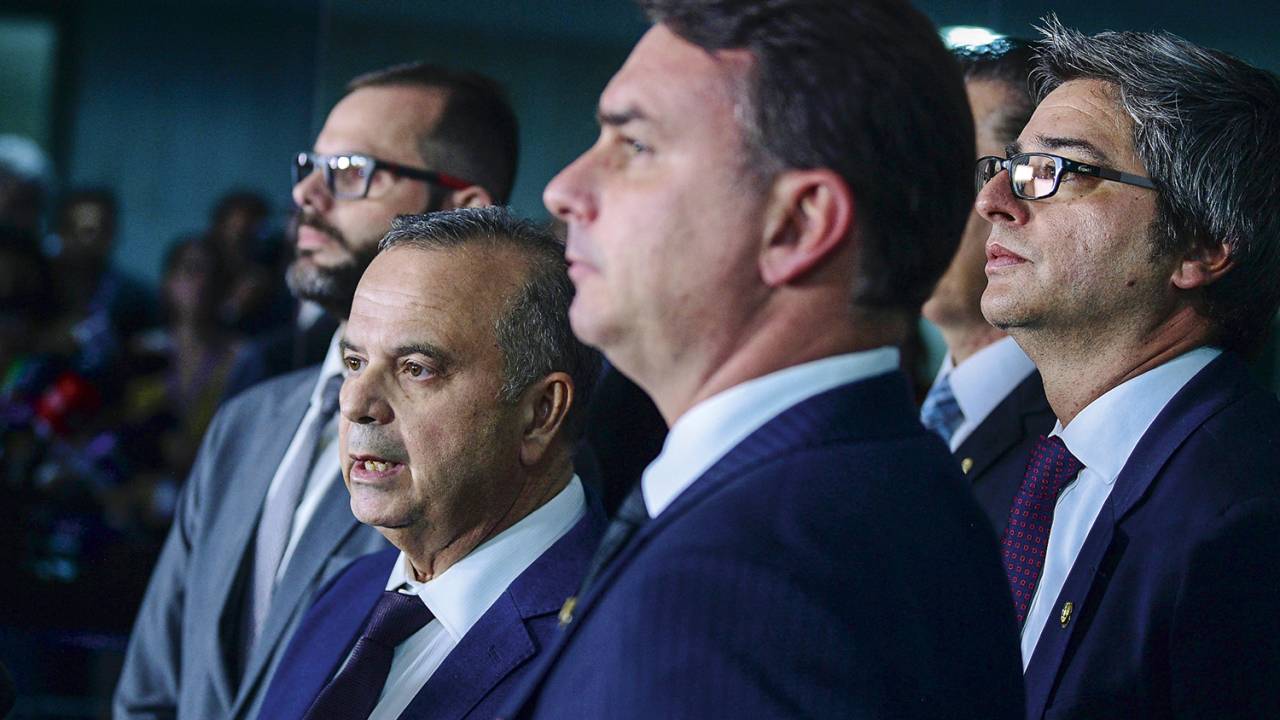 NO SENADO - Parlamentares de oposição: derrota em tentativa de criar CPI