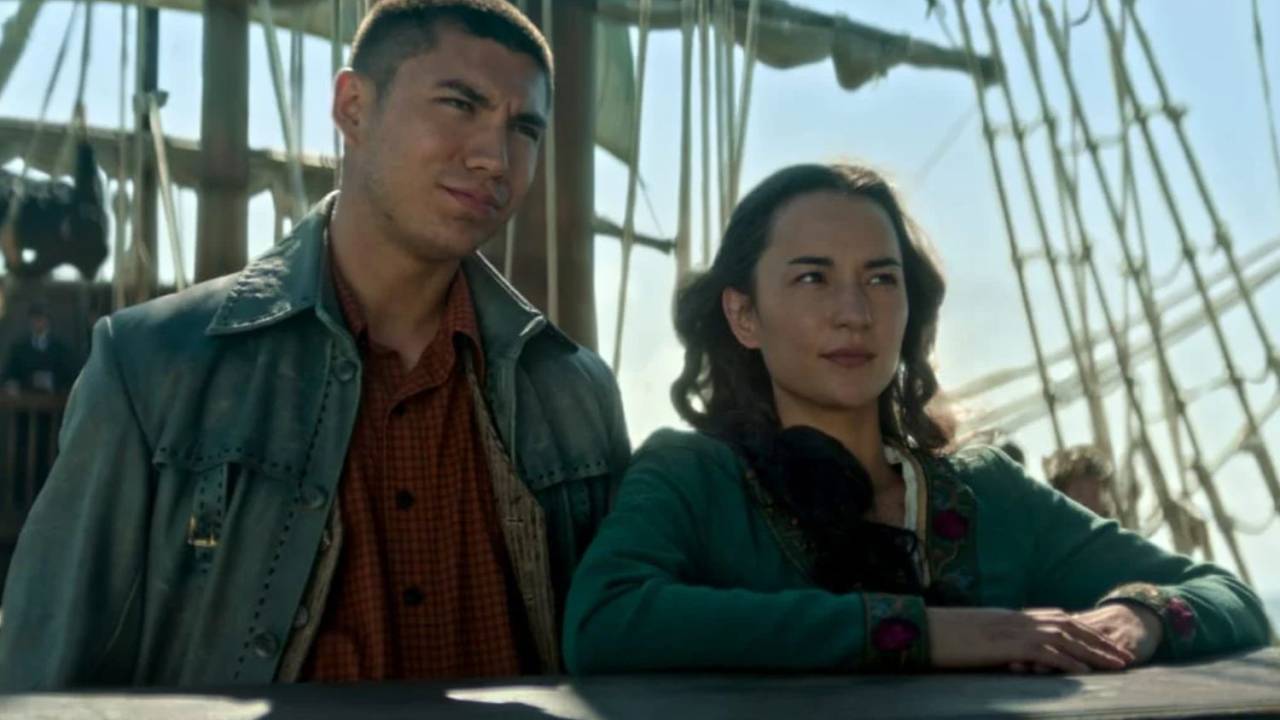 Mal Oretsev (Archie Renaux) e Alina Starkov (Jessie Mei Li) em 'Sombra e Ossos'