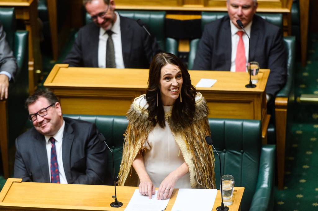 Líderes podem ser ‘sensíveis e gentis’, diz Ardern em discurso final