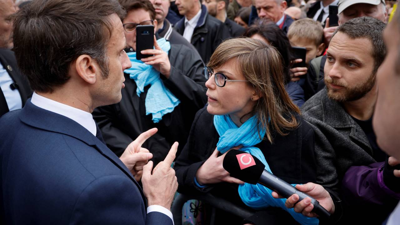 French President Emmanuel Macron (L) talks to French National Union of Autonomous Trade Unions' (Union nationale des Syndicats Autonomes - Unsa) general secretary for the Grand Est region Chloe Bourguignon (R) opposed to the pension reform, in Selestat, eastern France on April 19, 2023. - Macron, whose reforms including an increase to the pension age have earned him widespread animosity in recent weeks, makes a visit on the theme of reindustrialisation. (Photo by Ludovic MARIN / POOL / AFP)