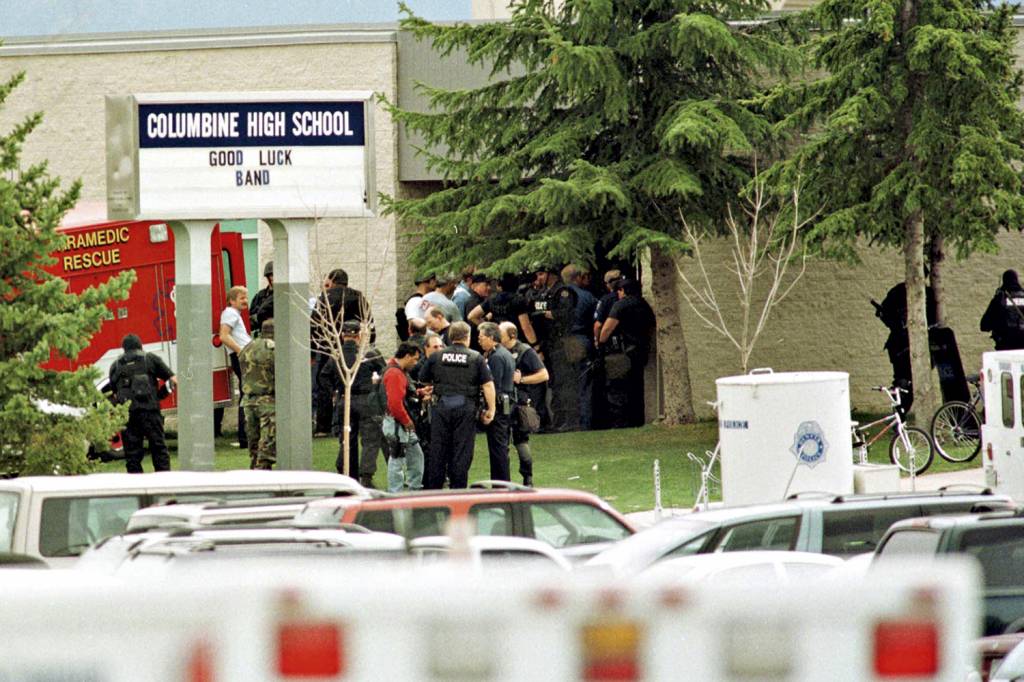 000_SAWH990421571120.jpg MÁ LEMBRANÇA - Columbine: massacre de 1999 mobiliza grupos na internet