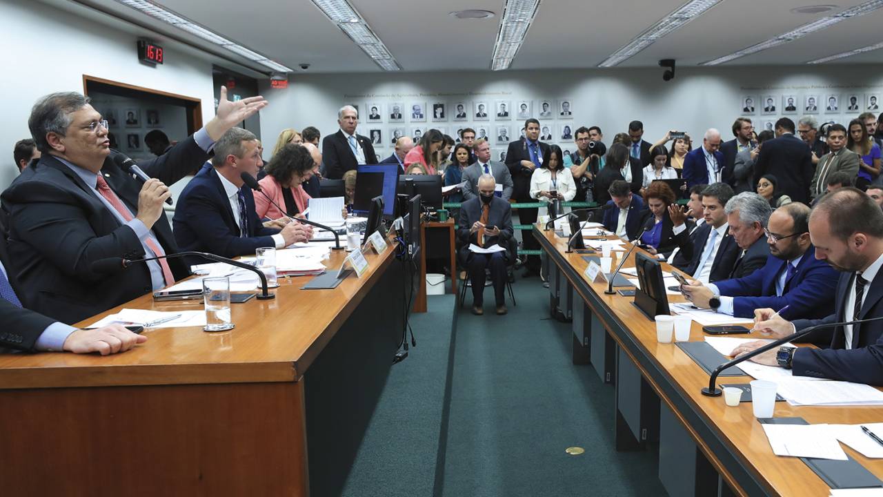 BARULHO - Flávio Dino: o ministro da Justiça foi embora sem conseguir dar explicações