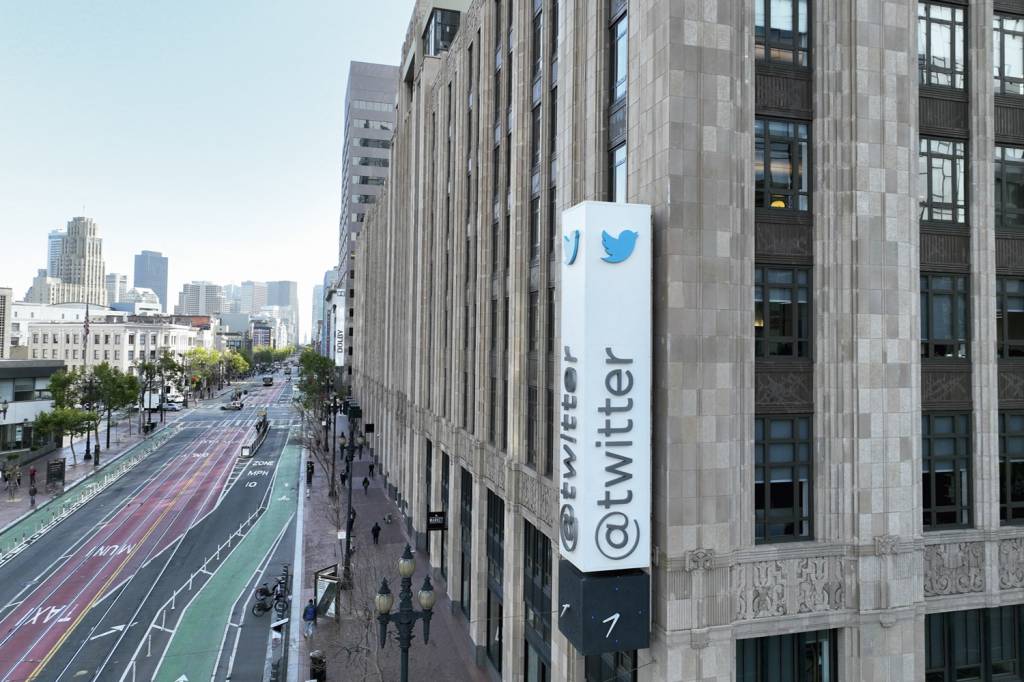 Elon-Musk-Twitter-Fachada-063_1394034803.jpg SOB PRESSÃO - Sede do Twitter nos EUA: recuo após ameaça de investigação