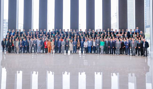 O líder do MST, João Pedro Stédile, o primeiro à direita na primeira fileira, após a cerimônia de posse de Dilma Rousseff como presidente do banco dos Brics