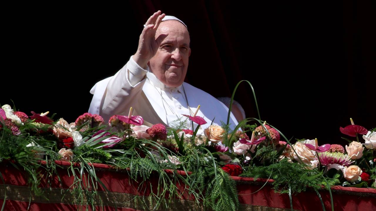 Papa Francisco durante benção Urbi et Orbi (a Roma e a todo o mundo) ao final da missa de Páscoa, na praça São Pedro, no Vaticano