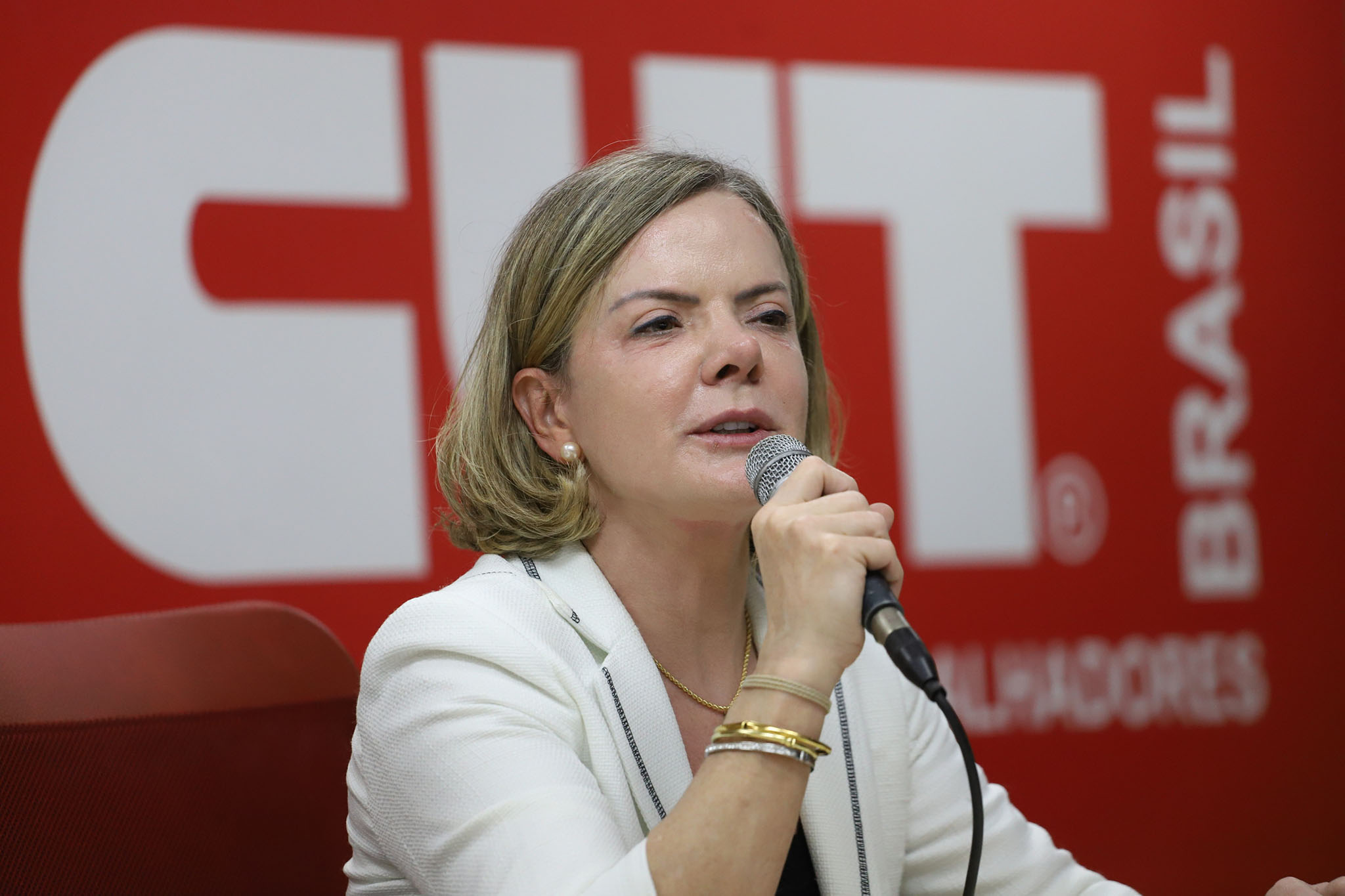 Gleisi diz que alta da taxa Selic é ‘incompreensível’, mas poupa Galípolo