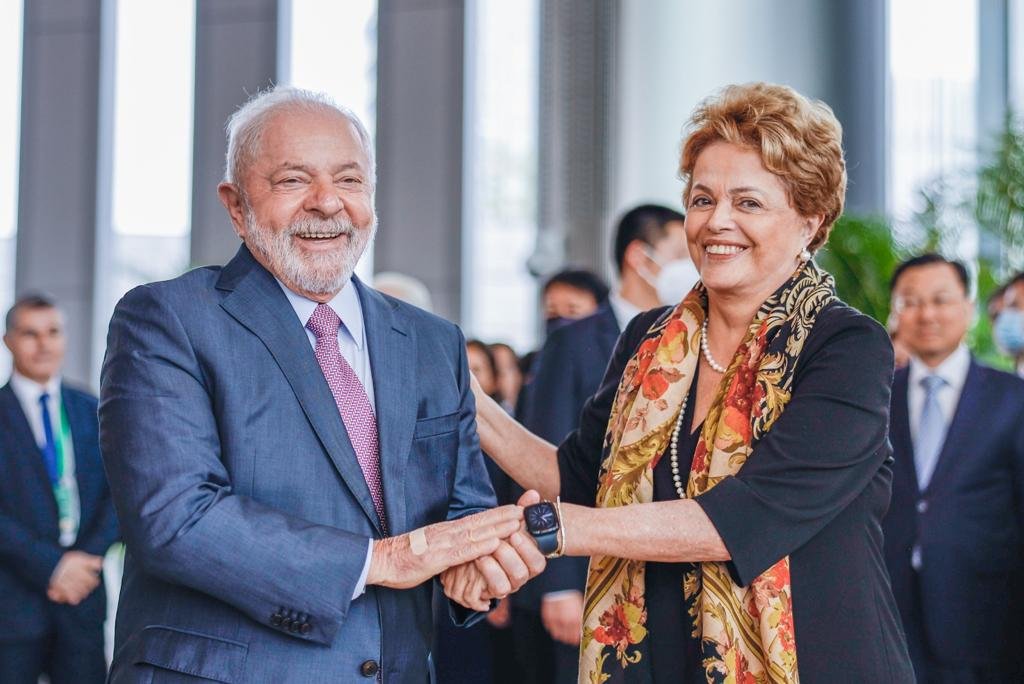 Lula abre agendas na China com posse de Dilma no banco dos Brics
