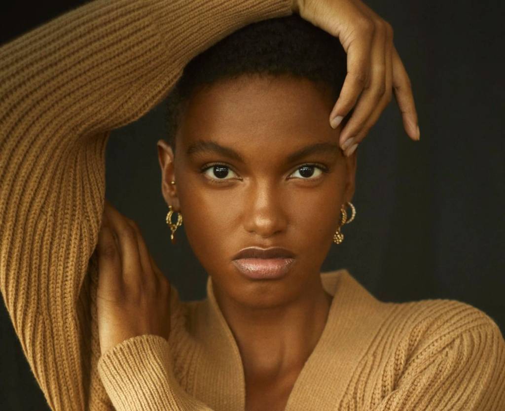 Brasileira, nova estrela da Chanel, presenciou feminicídio em casa