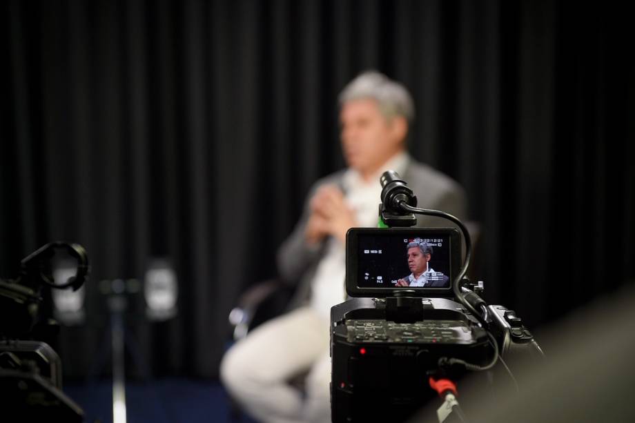 O ministro do Desenvolvimento Agrário e Agricultura Familiar, Paulo Teixeira, durante a gravação do programa Amarelas On Air, de Veja.