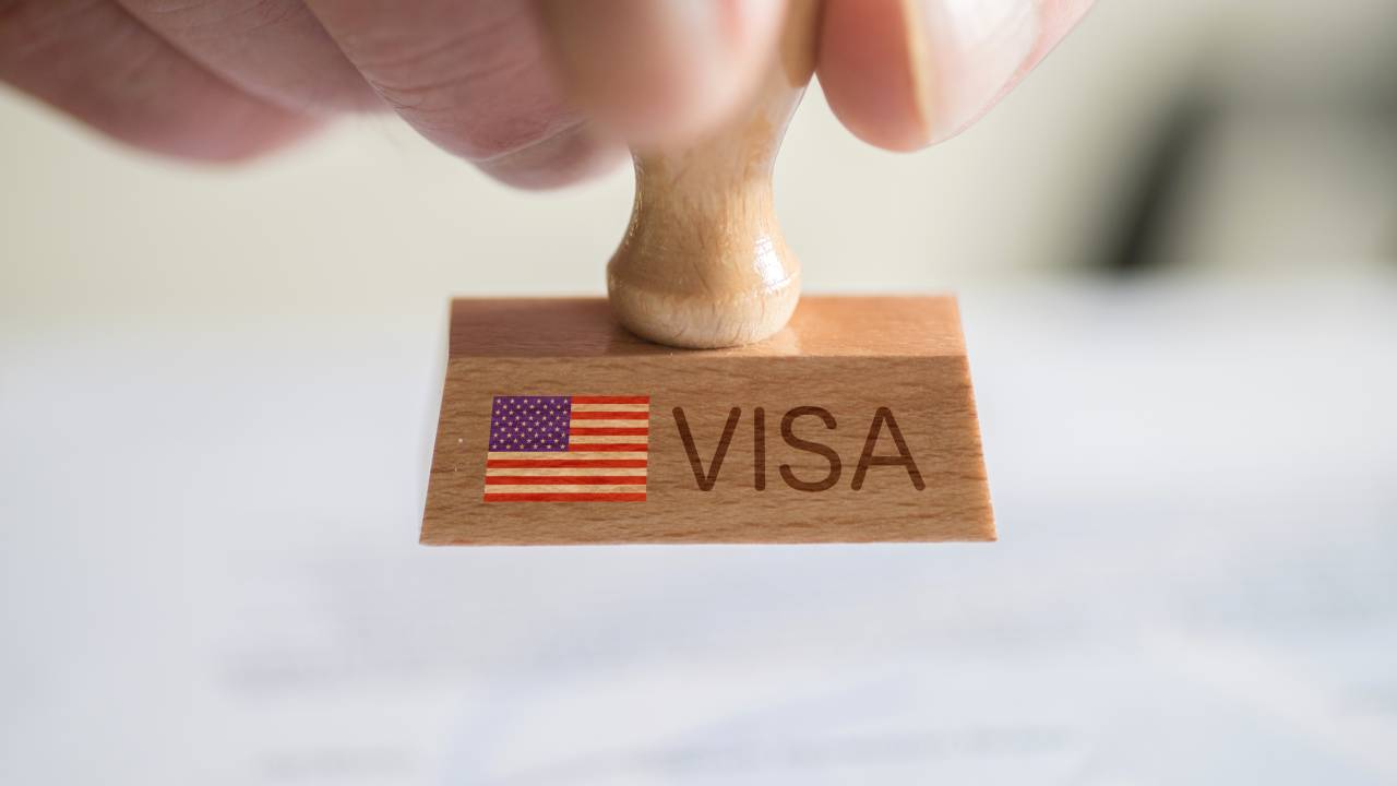 Visto americano ficará mais caro e a espera para obter a permissão de entrada no país continua longa Leia mais em: https://gutenberg.veja.abril.com.br/comportamento/vistos-para-os-eua-ficarao-mais-caros-a-partir-desta-terca/
