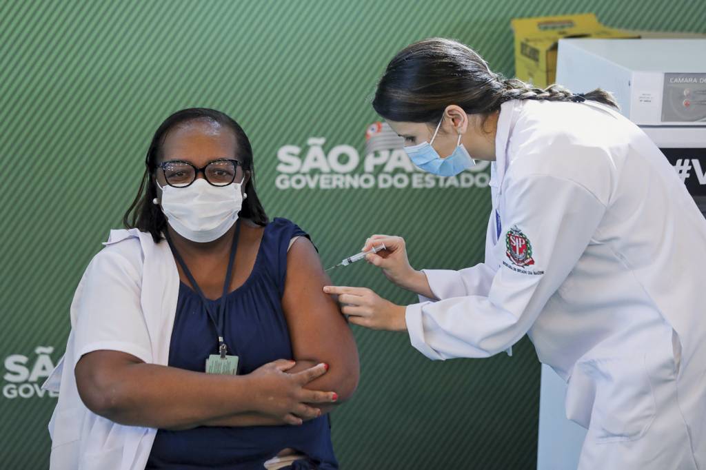 GettyImages-1230642957.jpg Nº 1 - Monica Calazans: a enfermeira foi a primeira vacinada no Brasil, em 2021